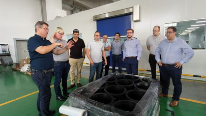 英国辉信全球销售团队参观中山生产基地